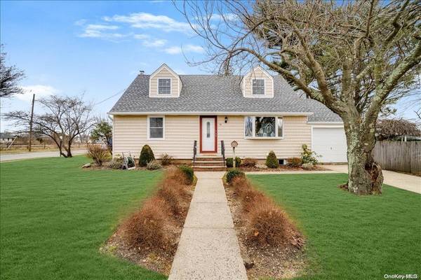 9 Loretta LN, Hicksville, NY 11801