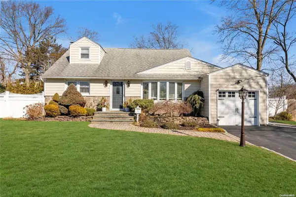 11 Keats PL, Greenlawn, NY 11740