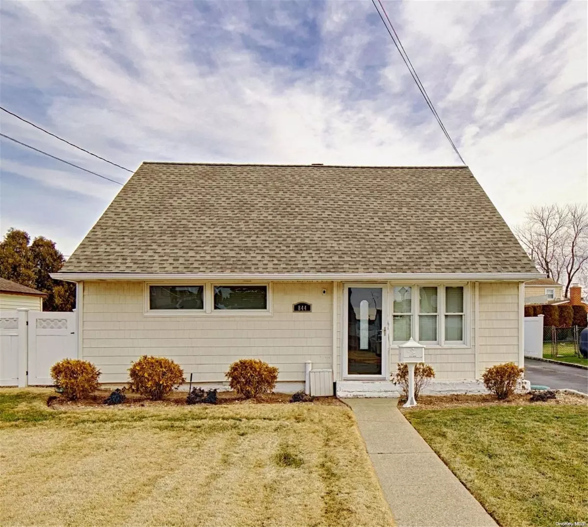 Westbury, NY 11590,844 Mirabelle AVE