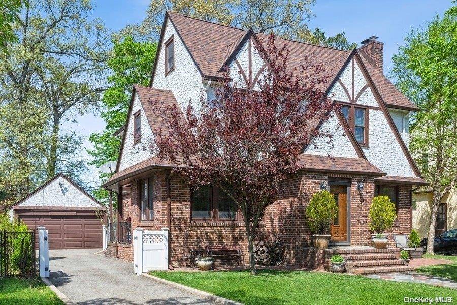 43 Park LN, Rockville Centre, NY 11570