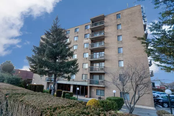 71-49 Metropolitan AVE #5D, Middle Village, NY 11379