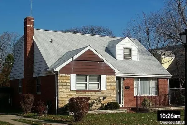 8 Koeppel PL, Hempstead, NY 11550