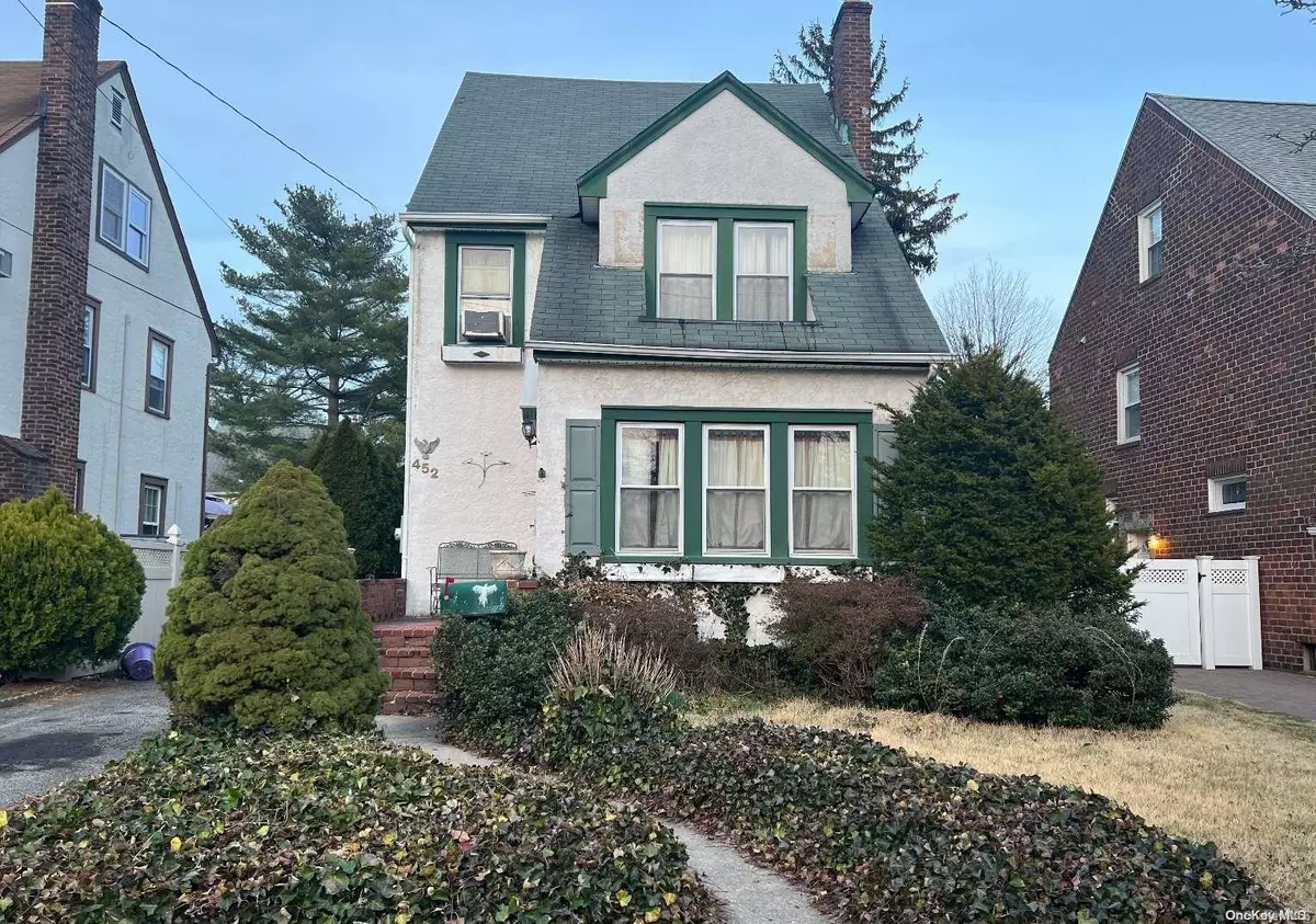 Mineola, NY 11501,452 Macatee PL