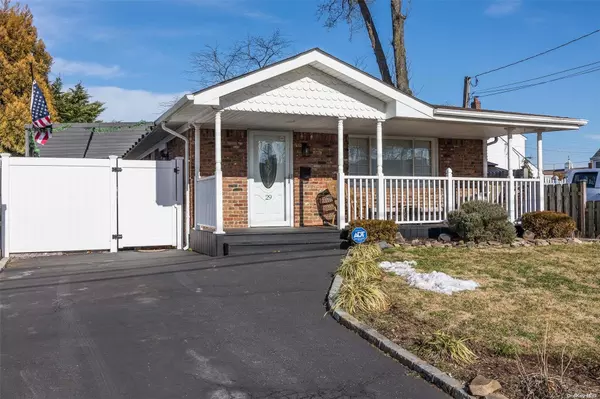 29 Maple AVE, Farmingdale, NY 11735