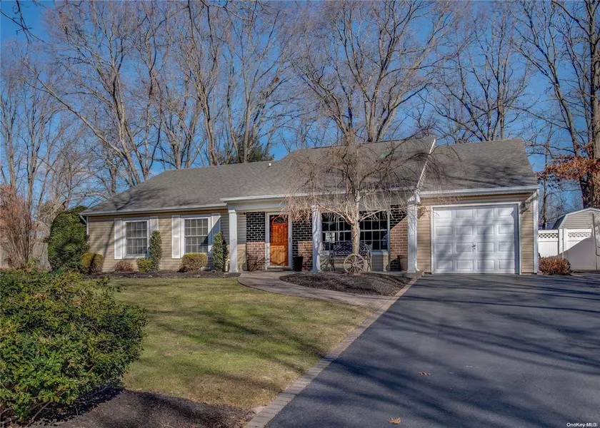 3 Crater Lake DR, Coram, NY 11727