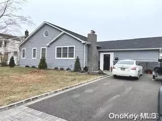 North Babylon, NY 11703,7 Peacock LN