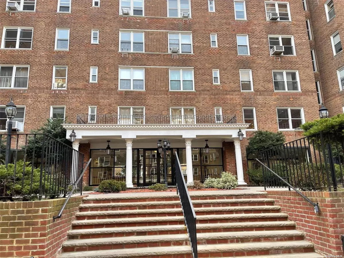 Forest Hills, NY 11375,105-25 64th Ave #5D