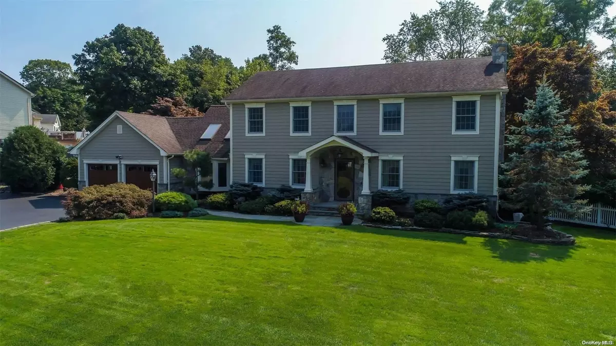 East Setauket, NY 11733,20 Abbey LN