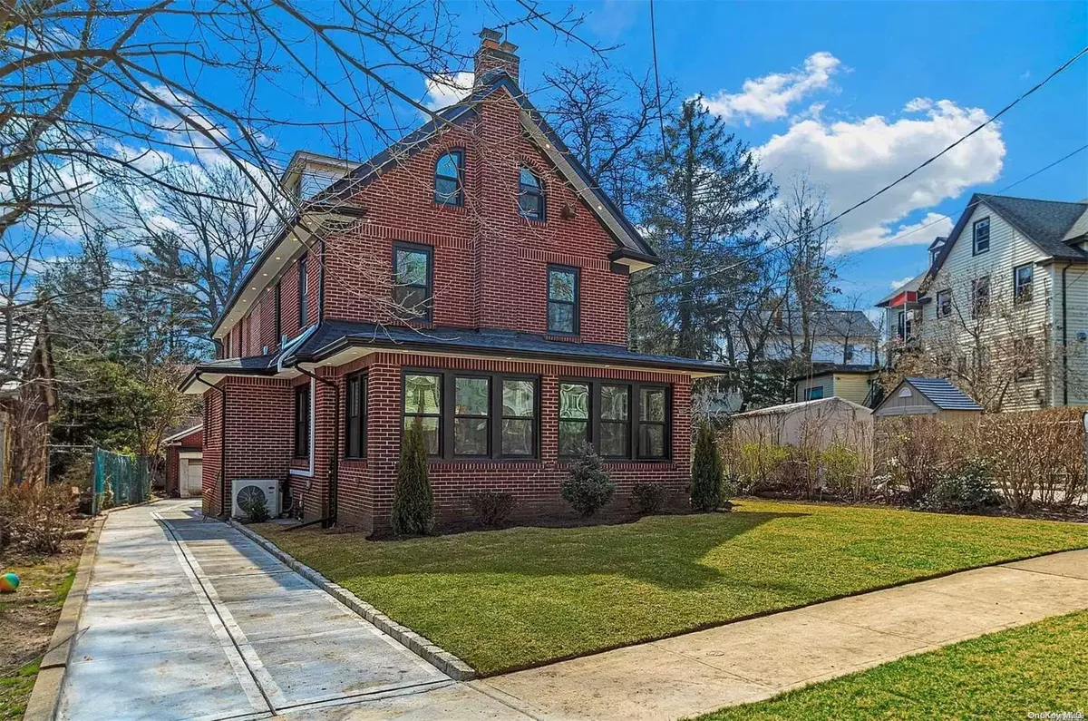 Jamaica Estates, NY 11432,176-12 Croydon RD