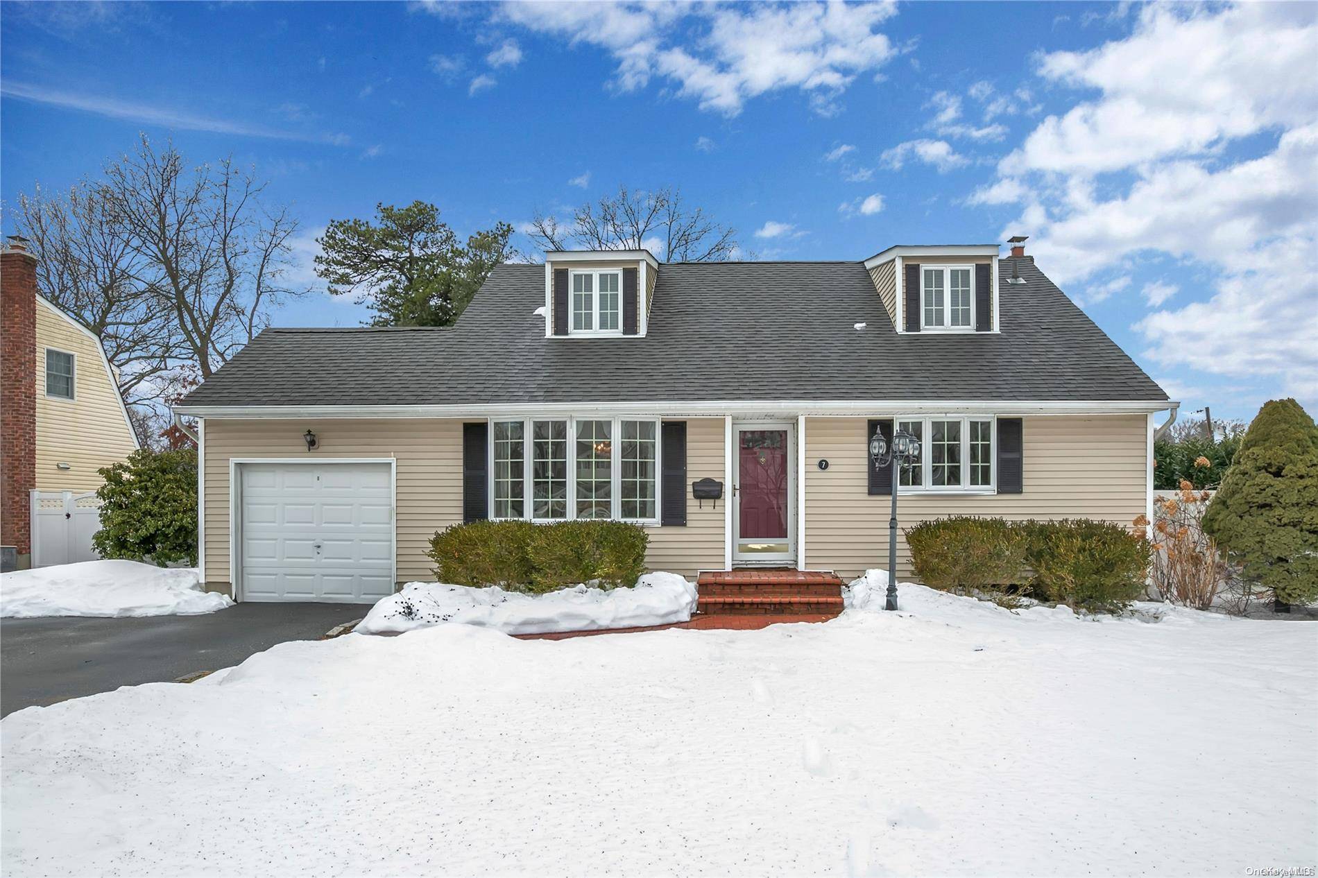 7 Basswood LN, Smithtown, NY 11787