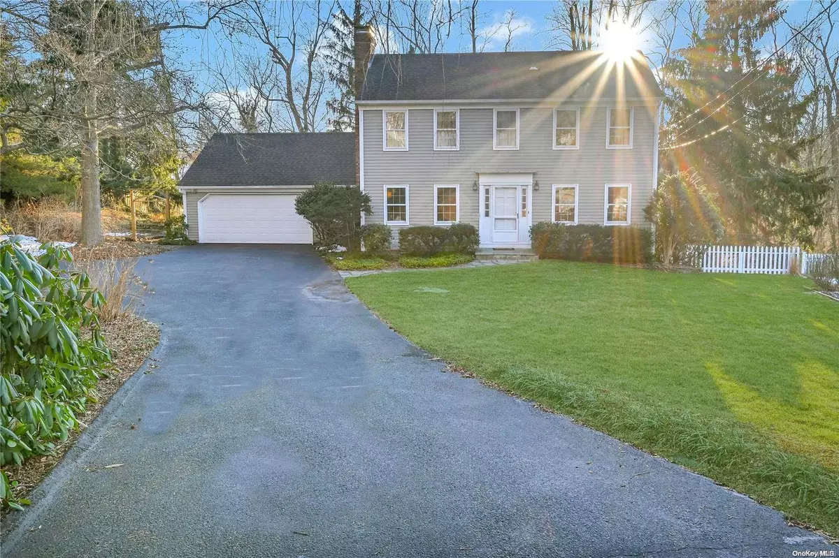 East Setauket, NY 11733,10 Woodhull RD