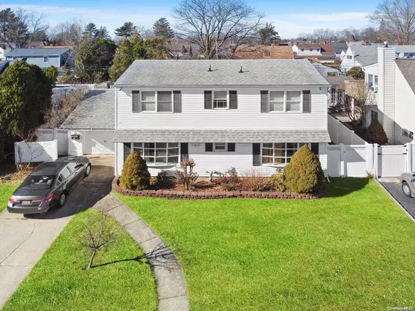 24 Picture LN, Hicksville, NY 11801