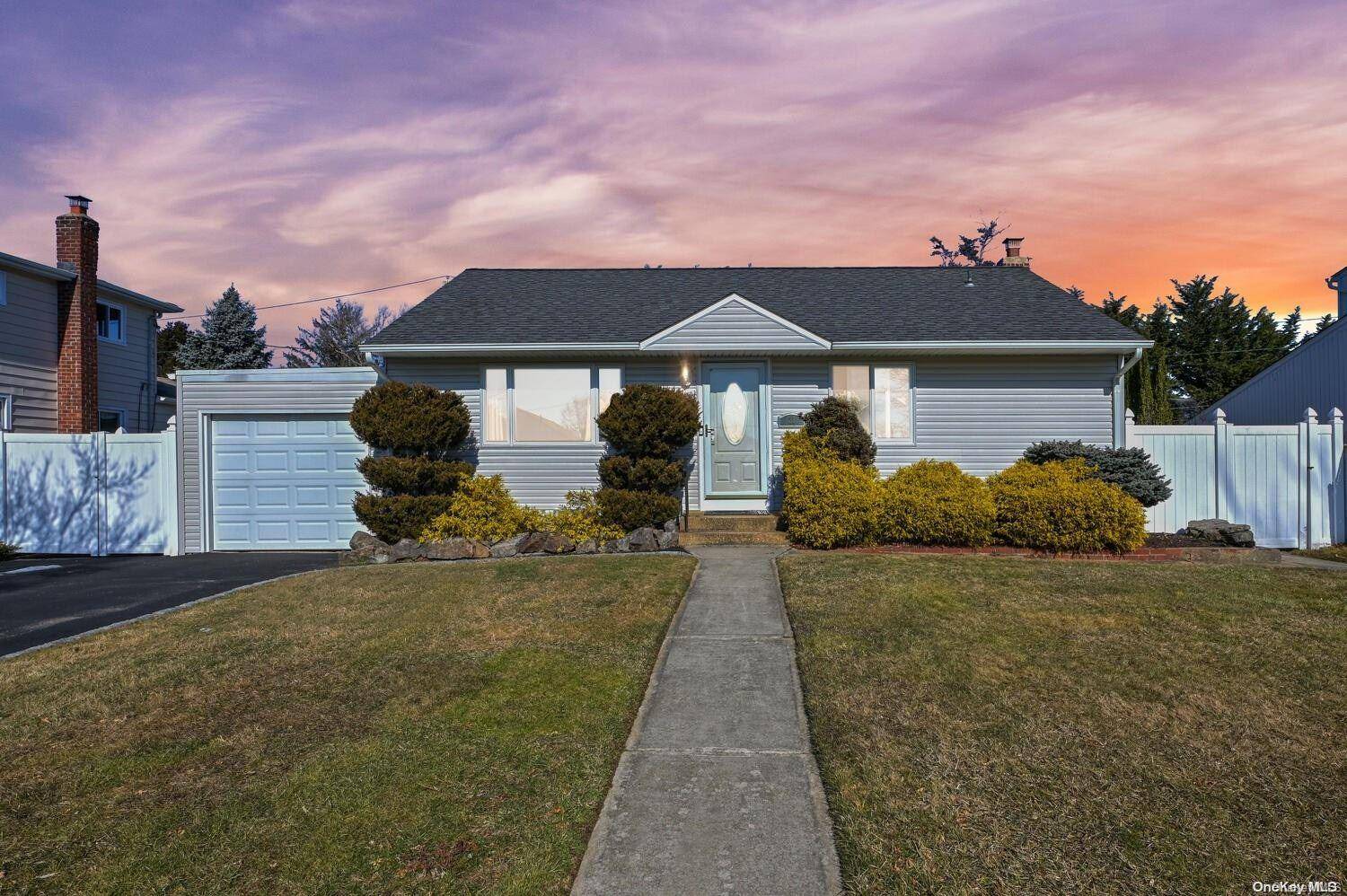 21 Jacqueline RD, Massapequa, NY 11758