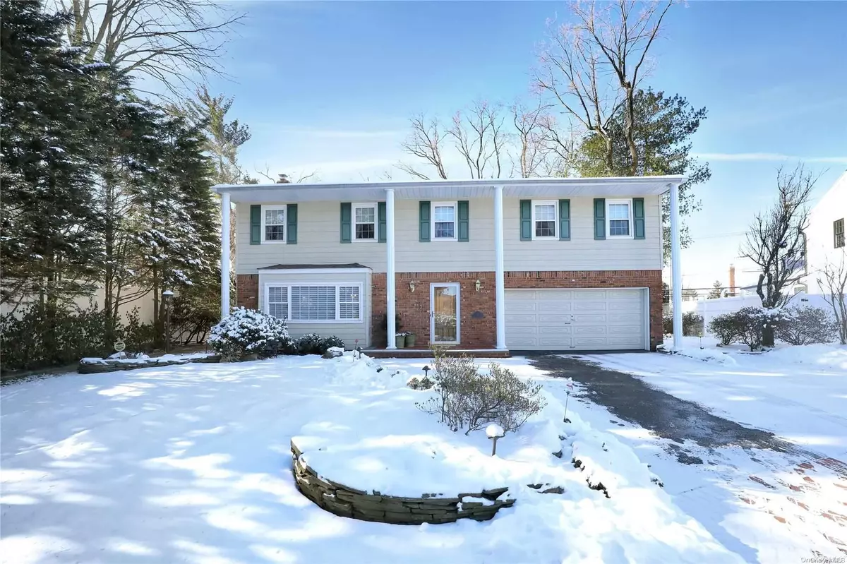 Woodbury, NY 11797,6 Roseanne DR