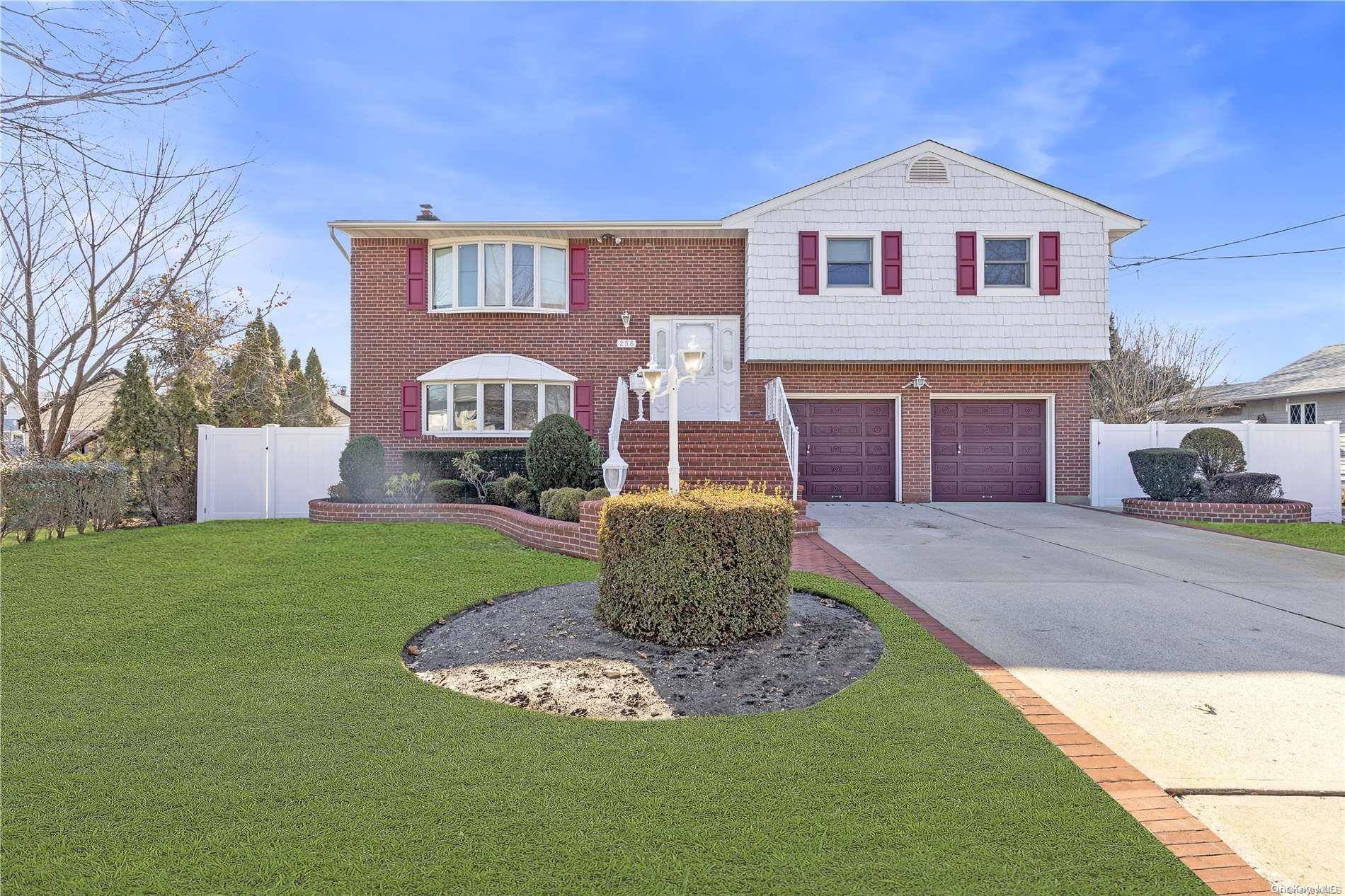 258 N Poplar ST, Massapequa, NY 11758