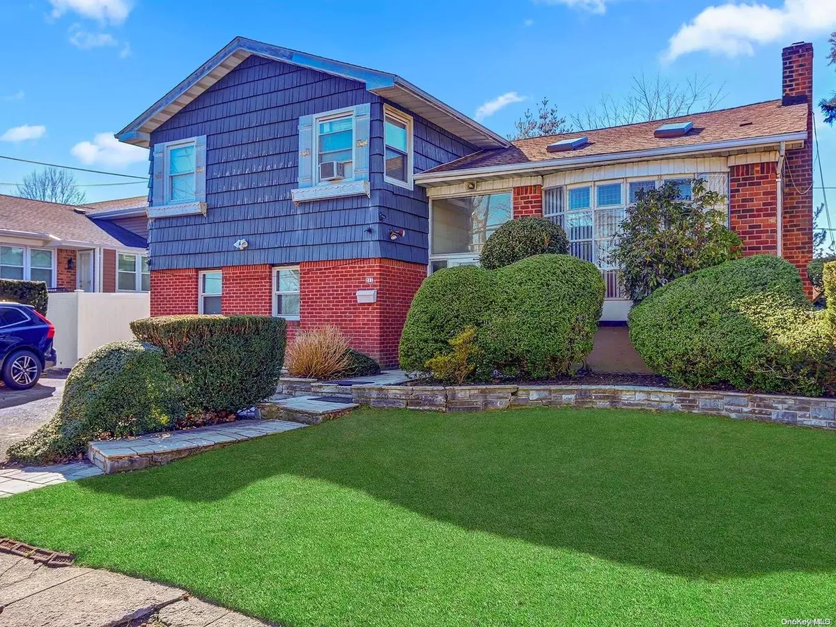 Westbury, NY 11590,211 Cantiague Rock RD