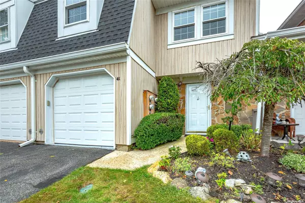 41 The Mews #41, Syosset, NY 11791