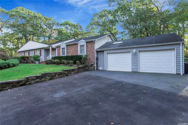 Huntington, NY 11743,79 Brookhill LN