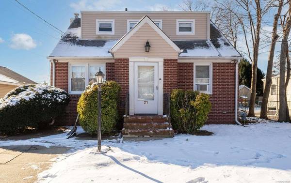 21 Howard ST, Hicksville, NY 11801