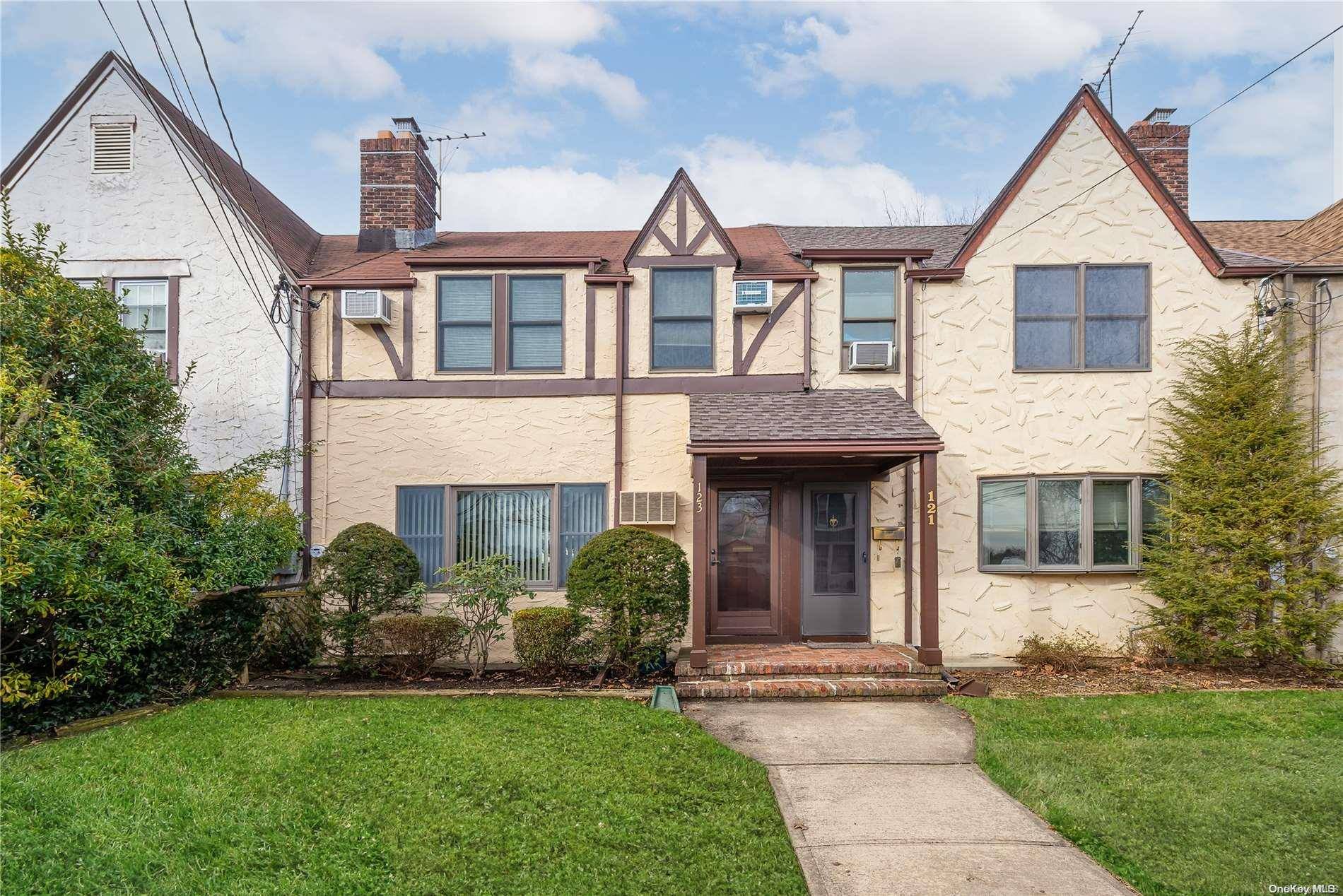 123 Saint Marks PL, Roslyn Heights, NY 11577