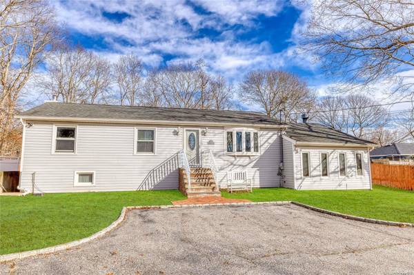 554 Starlight DR, Shirley, NY 11967