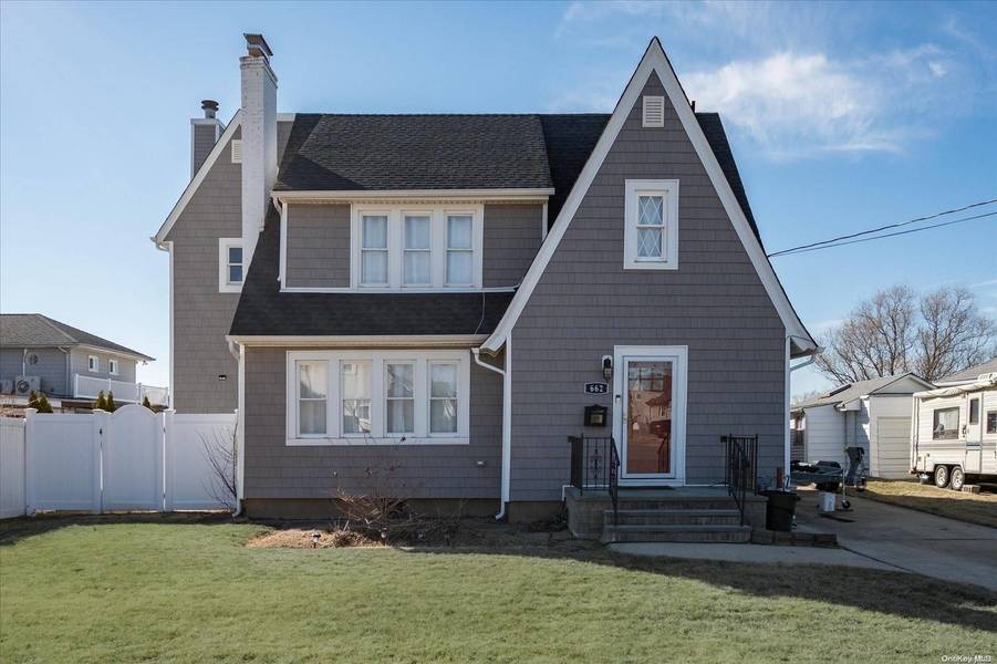 662 Guy Lombardo AVE, Freeport, NY 11520