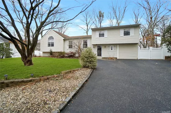 23 Rondell LN, Centereach, NY 11720