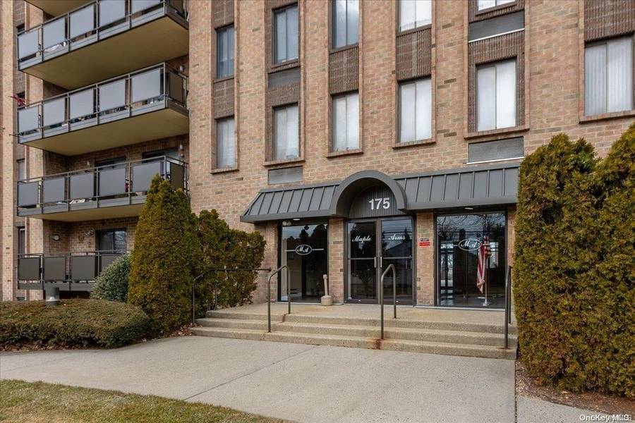 175 Maple AVE #4b, Westbury, NY 11590