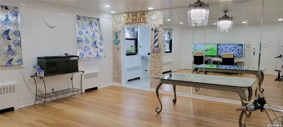 Whitestone, NY 11357,17-15 Utopia Parkway #2nd FL