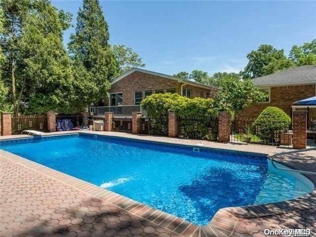 14 High Elms LN, Glen Cove, NY 11542