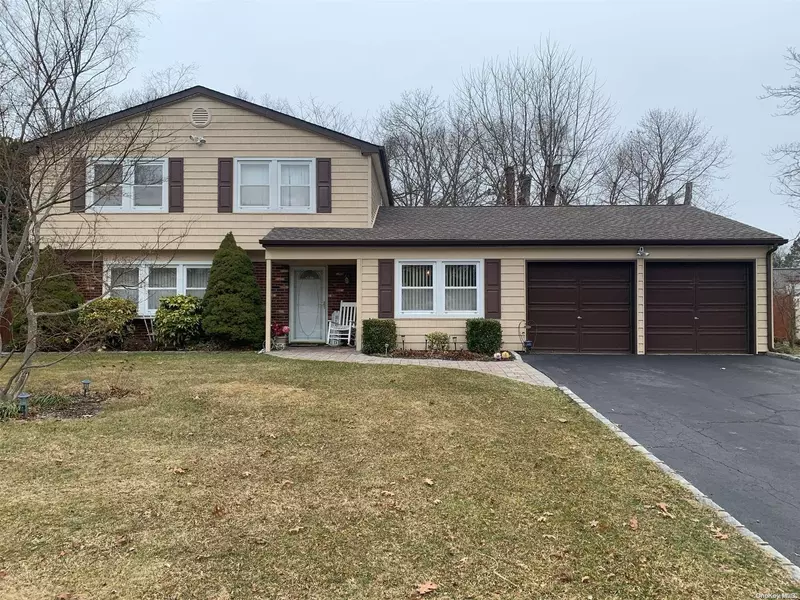 33 Westbrook RD, Coram, NY 11727