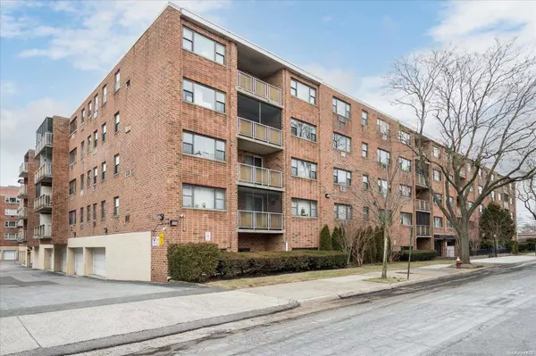 100 Clinton AVE #2Y, Mineola, NY 11501