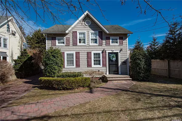 55 Monell AVE, Islip, NY 11751