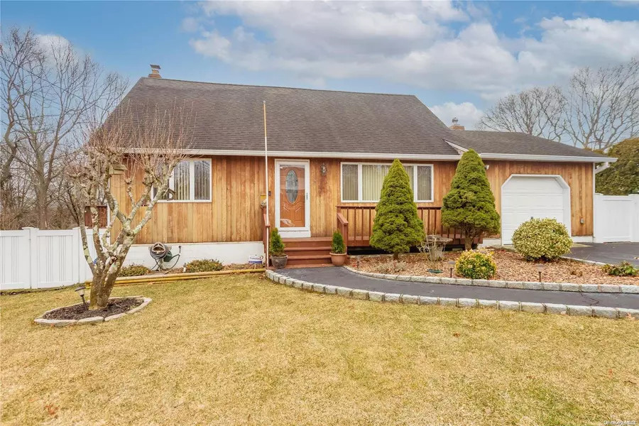 8 Westwood DR, Shirley, NY 11967