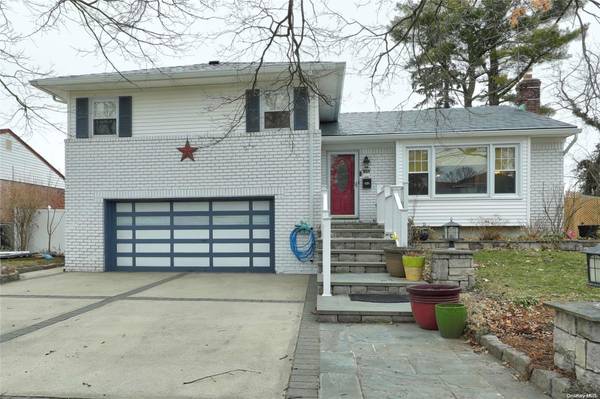 56 Bergman DR, Hewlett, NY 11557