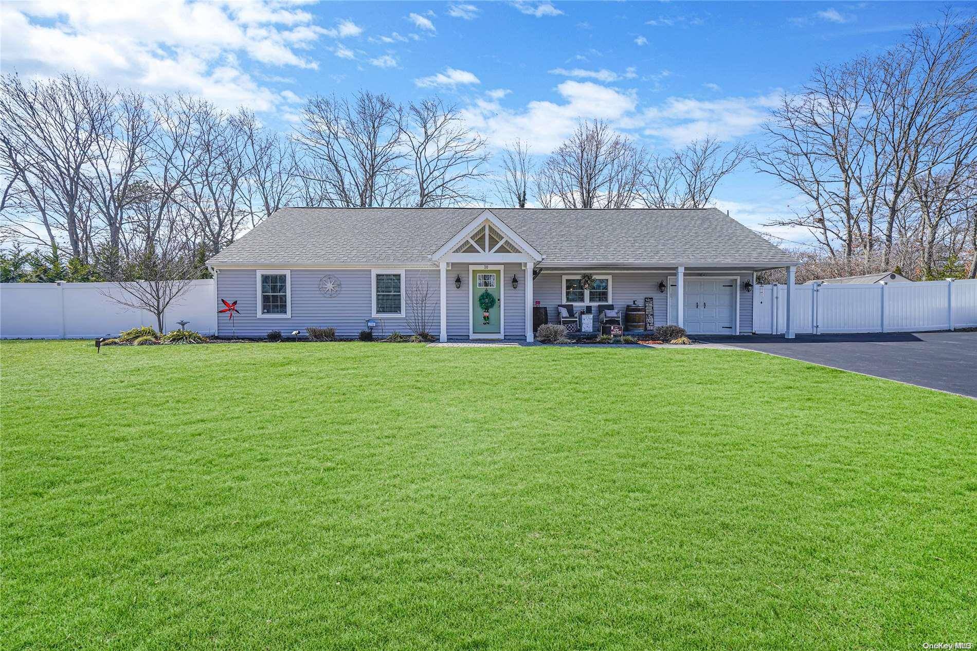 10 Campus LN, Ronkonkoma, NY 11779