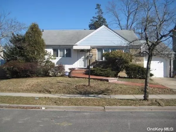 101 Kathleen DR, Syosset, NY 11791