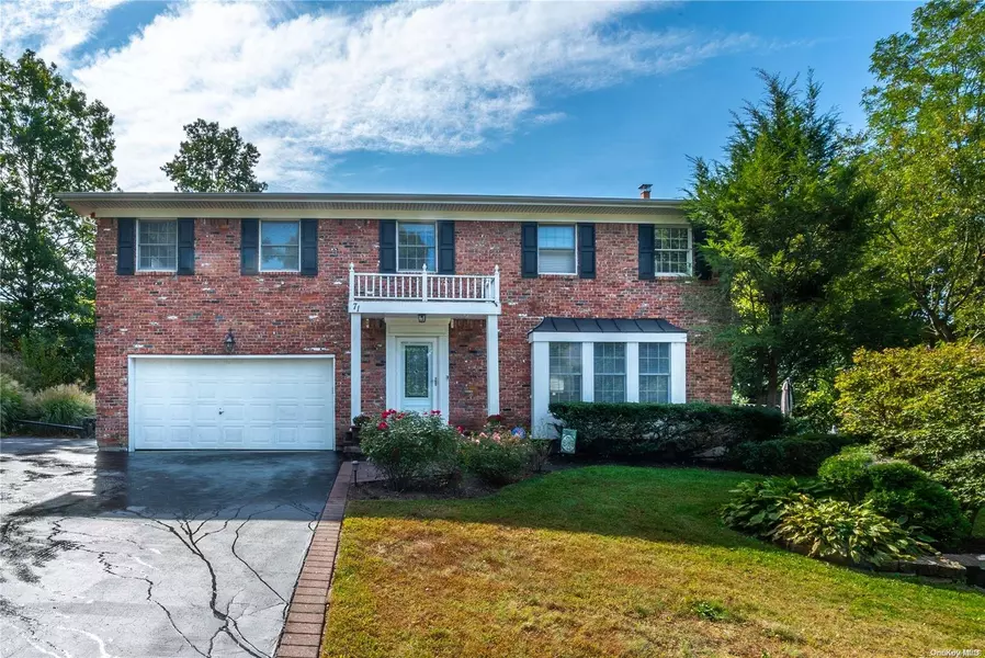 71 Brandy LN, Lake Grove, NY 11755