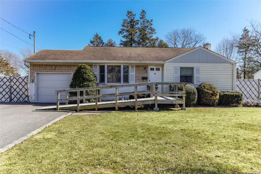 22 Heath LN, East Northport, NY 11731