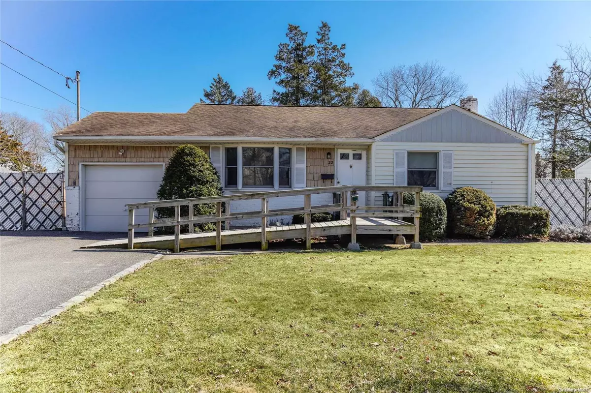 East Northport, NY 11731,22 Heath LN