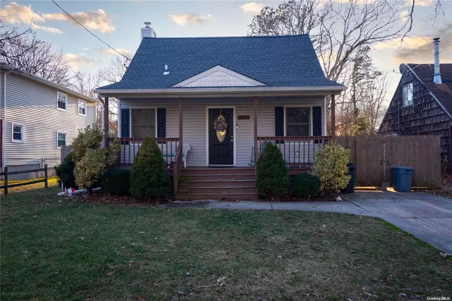 83 Oak AVE, Shirley, NY 11967