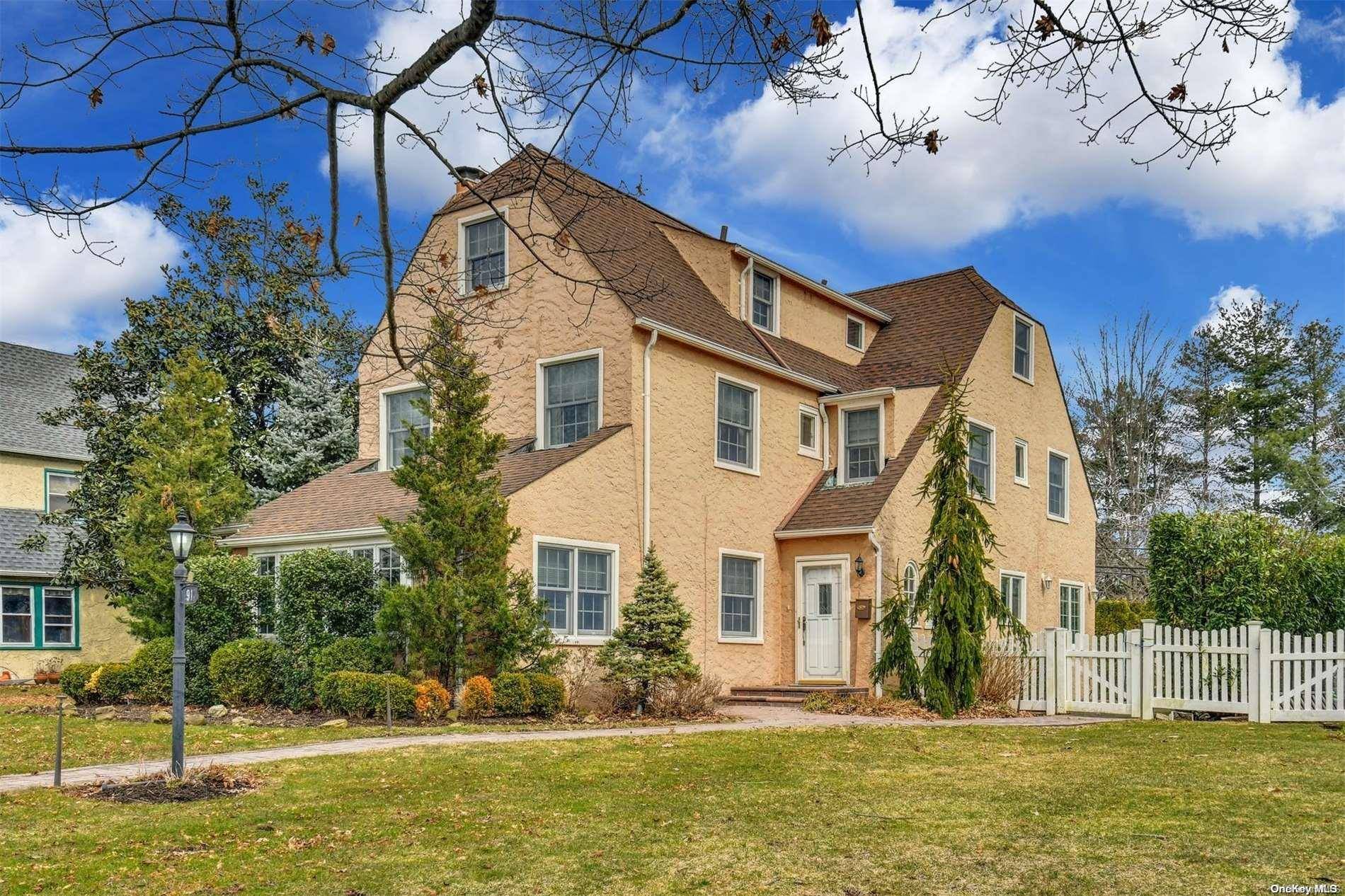 91 Suffolk LN, Garden City, NY 11530