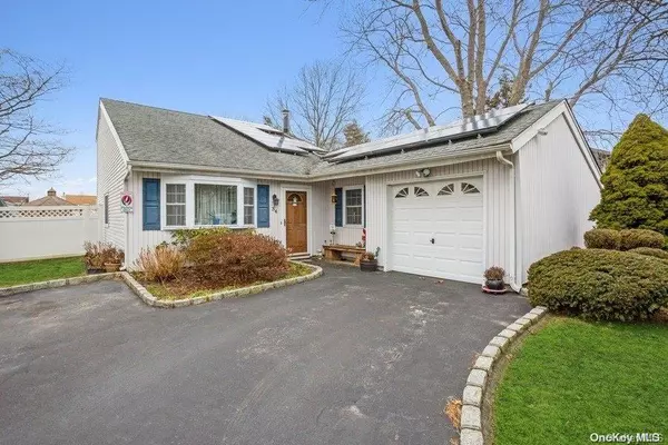 34 Mercury AVE, East Patchogue, NY 11772