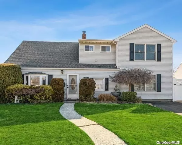 33 Curve LN, Levittown, NY 11756