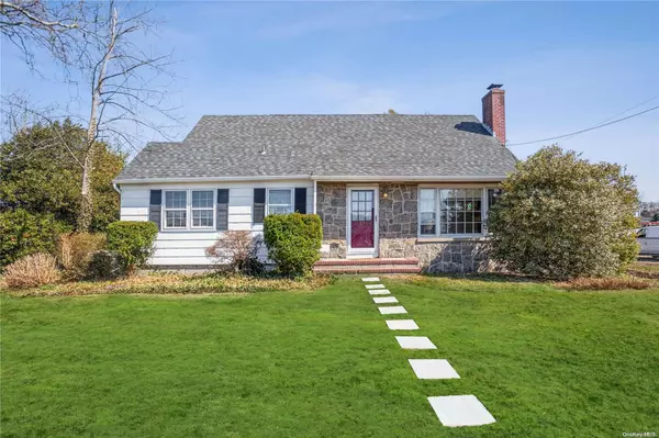 21 Sunset DR, Sayville, NY 11782