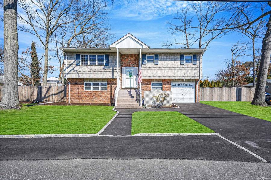 29 Bardolier LN, West Islip, NY 11795