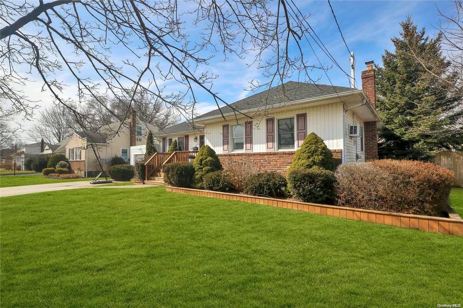 598 Center Chicot AVE, West Islip, NY 11795