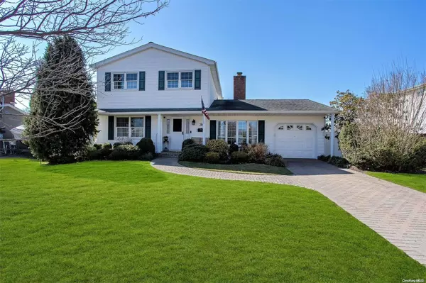 10 Harp LN, Sayville, NY 11782