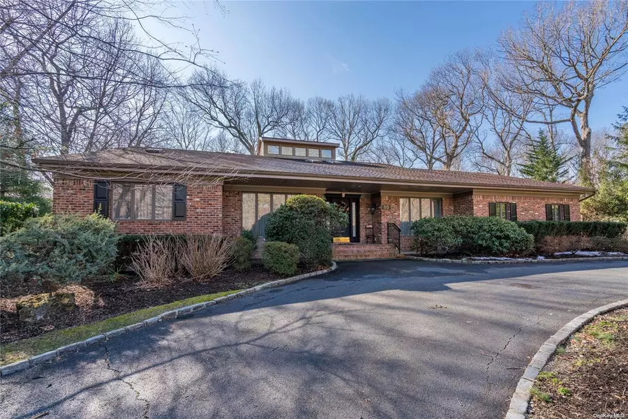 10 Ridings RD, Northport, NY 11768