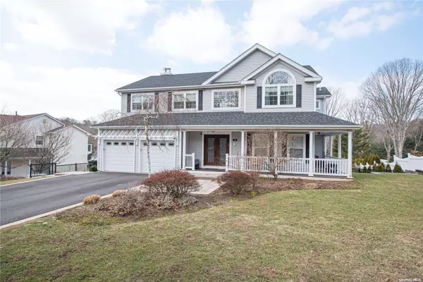 19 Whispering Woods DR, Smithtown, NY 11787